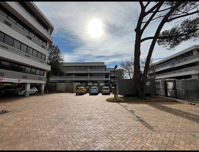 222M² OFFICE TO LET IN PINELANDS